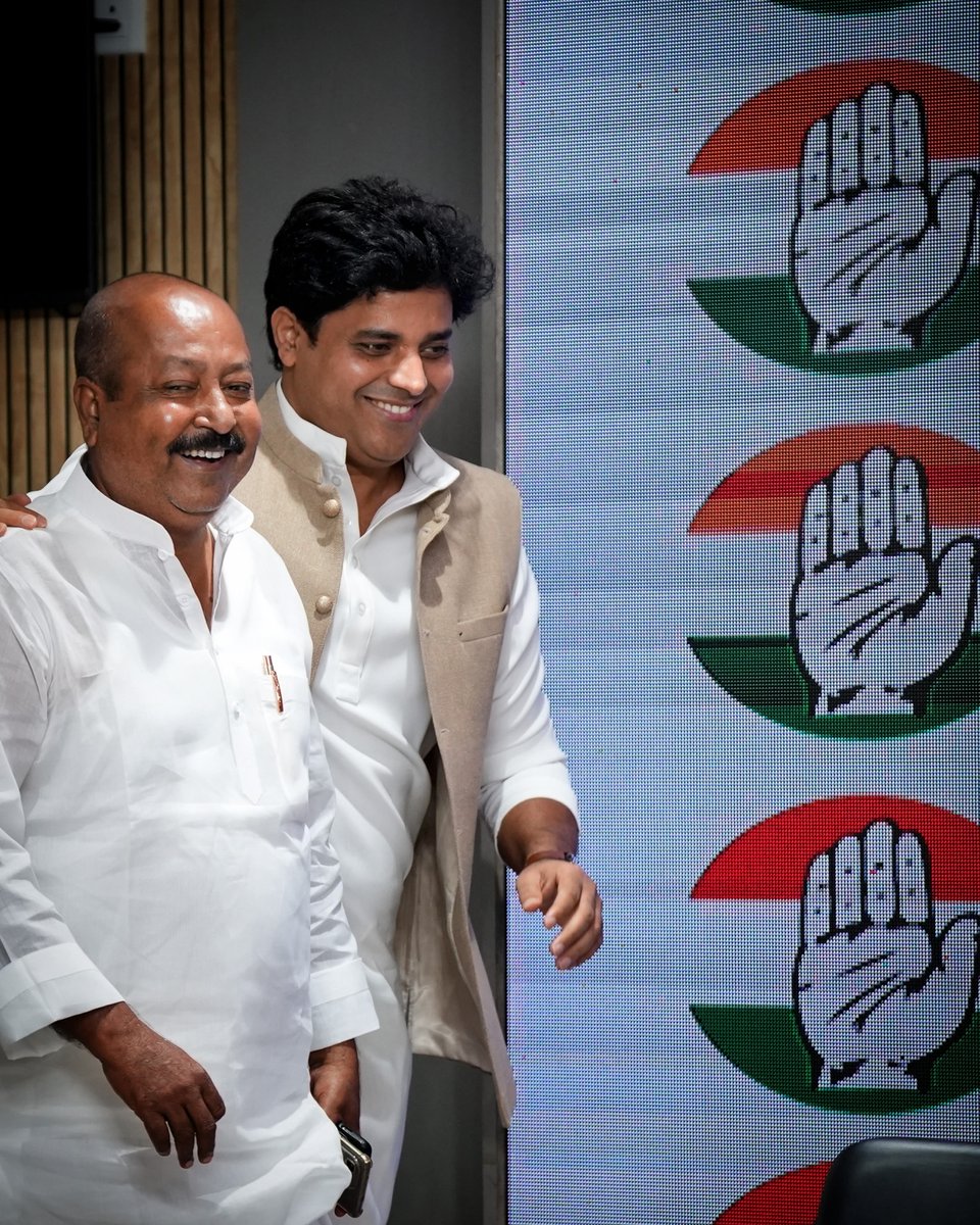 syedasimwaqar's tweet photo. नए सफ़र की शुरुआत 
शुक्रिया @kharge जी
 @RahulGandhi जी @INCIndia , @ShayarImran जी  @AdvRajendraPal  जी, @kashikirai जी https://t.co/bhdsHi9hmN