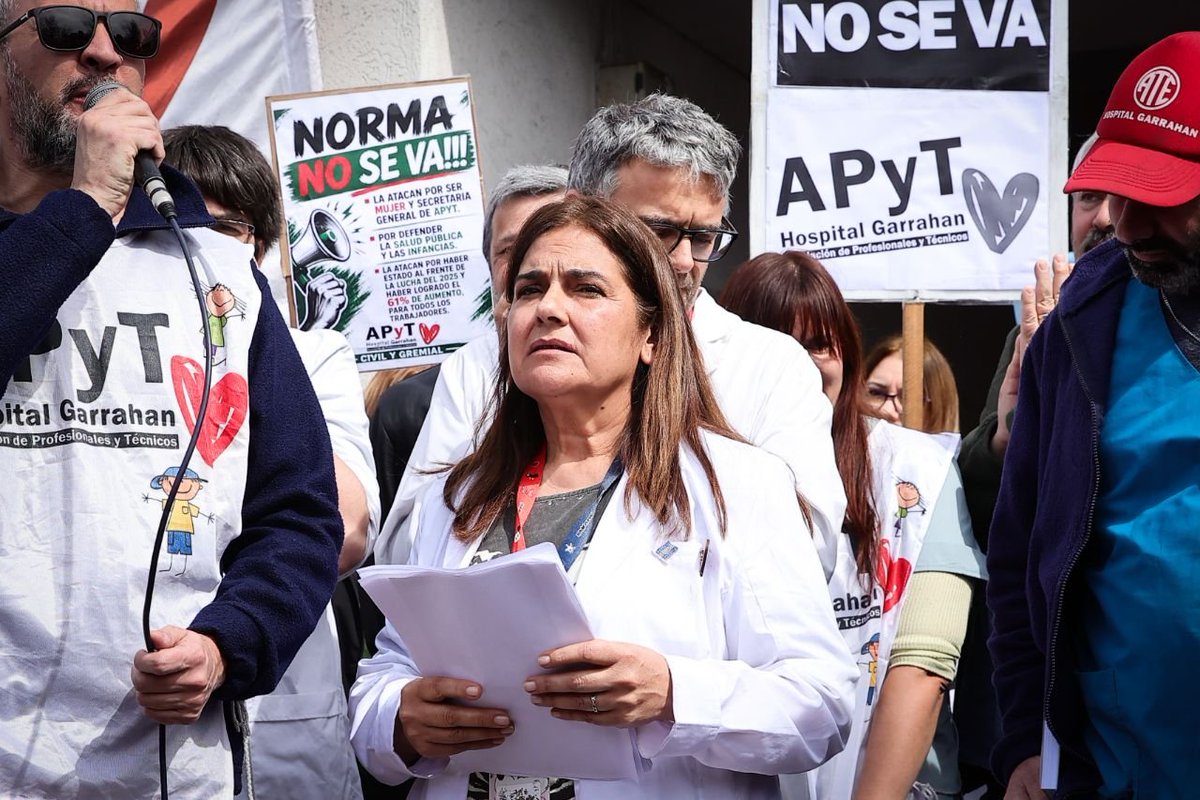 revistacitrica's tweet photo. ¡TODOS CON NORMA LEZANA!

Una conferencia de prensa y concentración frente al Hospital Garrahan para abrazar a la nutricionista y referenta de la Asociación de Profesionales y Técnicos Norma Lezana ante el ataque del ministro de Salud Mario Lugones y periodistas como Feinmann. https://t.co/M3HtsEODnW