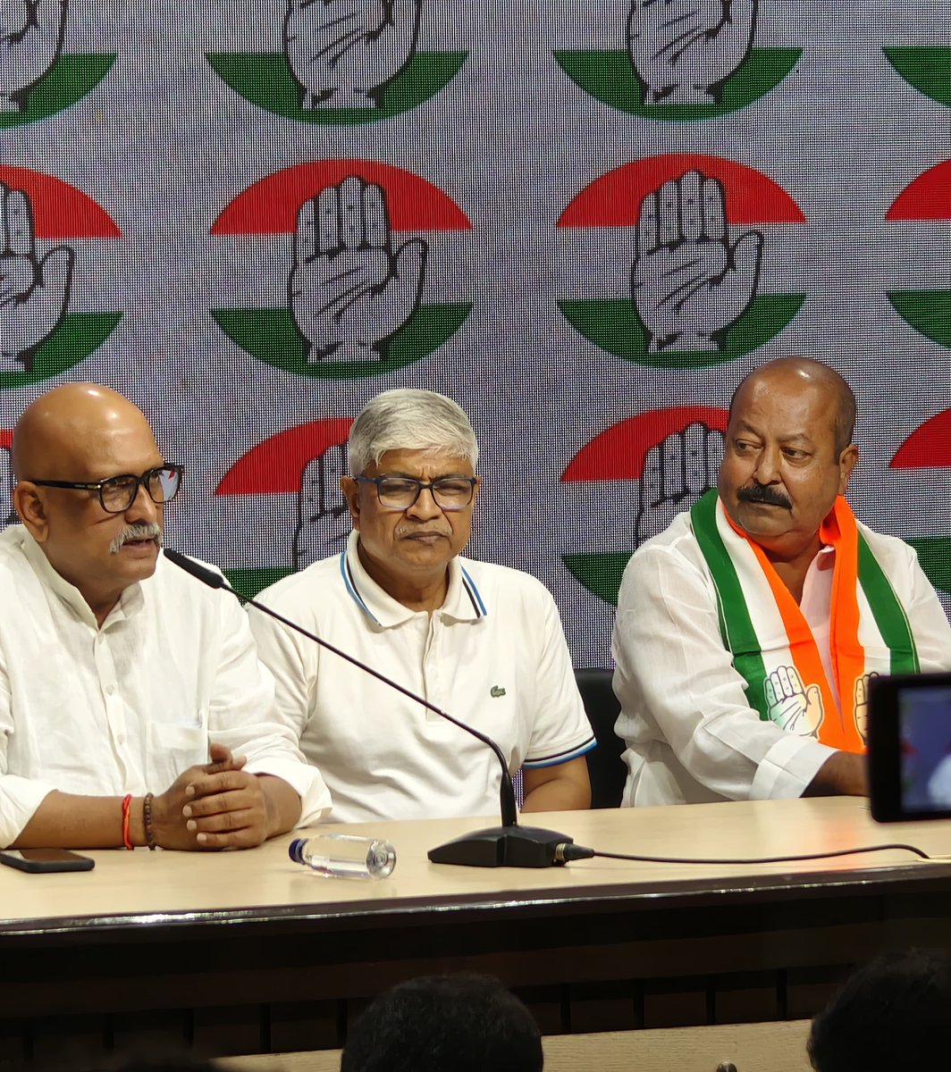 syedasimwaqar's tweet photo. नए सफ़र की शुरुआत 
शुक्रिया @kharge जी
 @RahulGandhi जी @INCIndia , @ShayarImran जी  @AdvRajendraPal  जी, @kashikirai जी https://t.co/bhdsHi9hmN