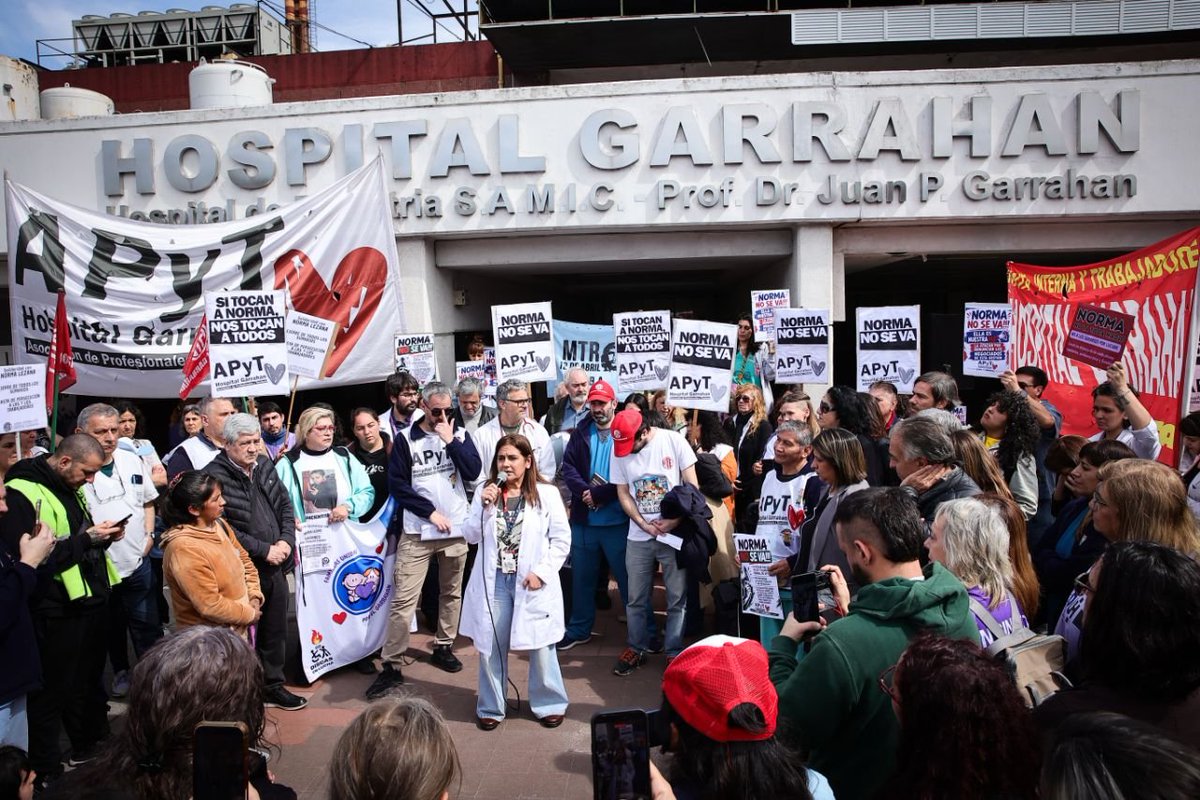 revistacitrica's tweet photo. ¡TODOS CON NORMA LEZANA!

Una conferencia de prensa y concentración frente al Hospital Garrahan para abrazar a la nutricionista y referenta de la Asociación de Profesionales y Técnicos Norma Lezana ante el ataque del ministro de Salud Mario Lugones y periodistas como Feinmann. https://t.co/M3HtsEODnW