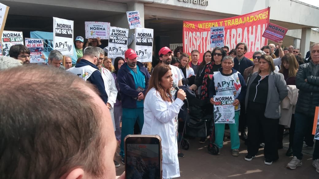 revistacitrica's tweet photo. ¡TODOS CON NORMA LEZANA!

Una conferencia de prensa y concentración frente al Hospital Garrahan para abrazar a la nutricionista y referenta de la Asociación de Profesionales y Técnicos Norma Lezana ante el ataque del ministro de Salud Mario Lugones y periodistas como Feinmann. https://t.co/M3HtsEODnW
