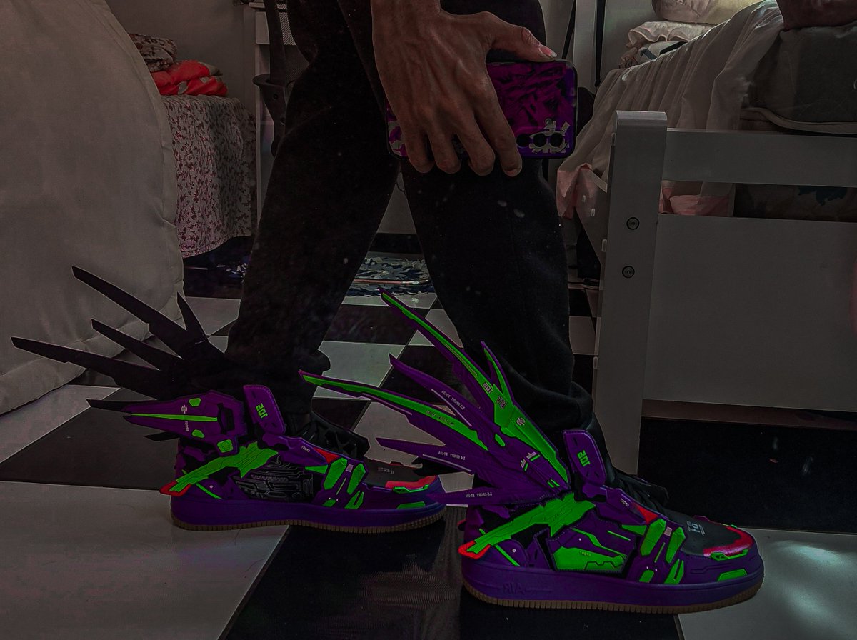TheusBMC's tweet photo. @charles_weasley Caso vc ver um maluco com um sapato de Evangelion e um Death Note te pedindo autógrafos na BBGeekFest, saiba q sou eu kskakaka https://t.co/fVn2ASxYvV