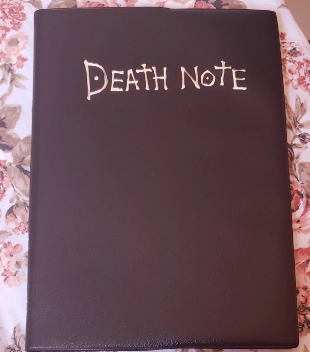 TheusBMC's tweet photo. @charles_weasley Caso vc ver um maluco com um sapato de Evangelion e um Death Note te pedindo autógrafos na BBGeekFest, saiba q sou eu kskakaka https://t.co/fVn2ASxYvV