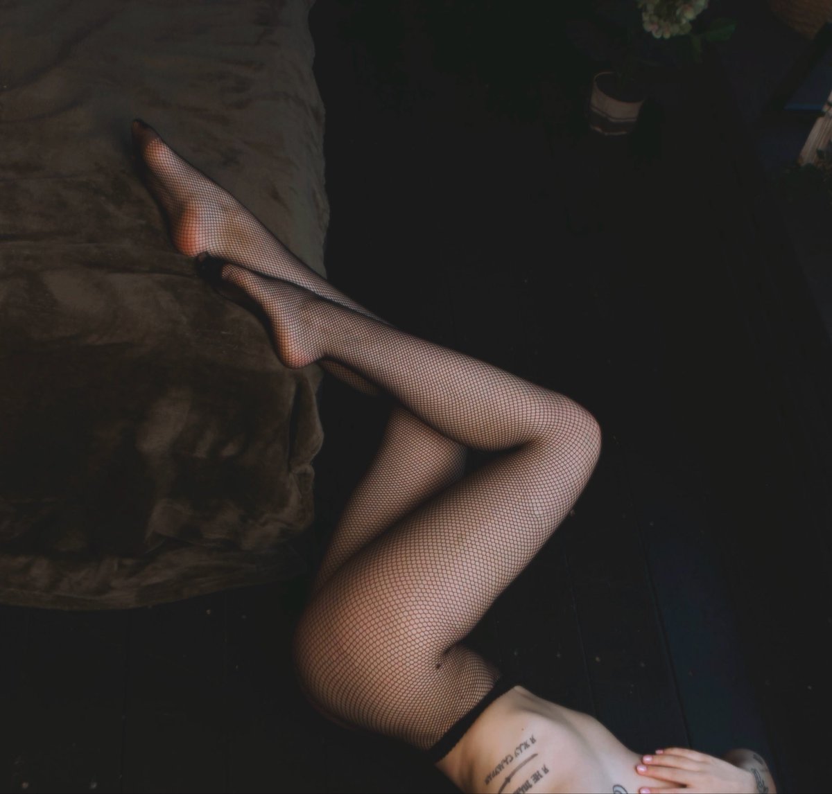 thewetmuse's tweet photo. it’s nice to find archives you didn’t even remember existed.

#legs #feet #pantyhose https://t.co/BfRxd6s3uf
