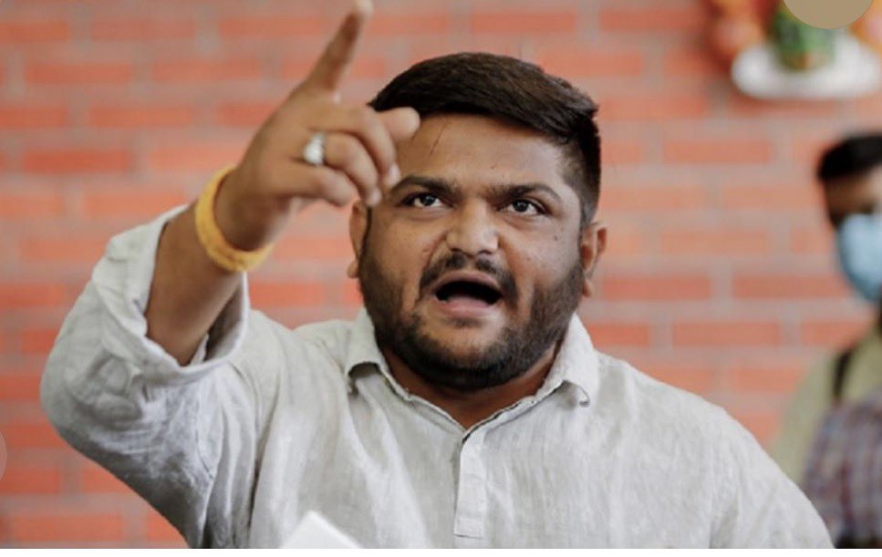 kalisenachief's tweet photo. गुजरात के सबसे युवा विधायक और पाटीदार नेता हार्दिक पटेल ने आरक्षण में सुधार की वकालत किया है और सवर्ण समाज के लिए अलग से राष्ट्रीय प्राधिकरण बनाने की माँग किया है । 

उत्तर भारत (यूपी , बिहार , बंगाल , झारखंड उत्तराखंड , मध्यप्रदेश , छतीसगढ़, उत्तराखंड ) के सवर्ण नेता विधायक , एमपी को डूब करना चाहिए उनके मुँह से एक शब्द अपने समाज के लिए नहीं निकला है ।