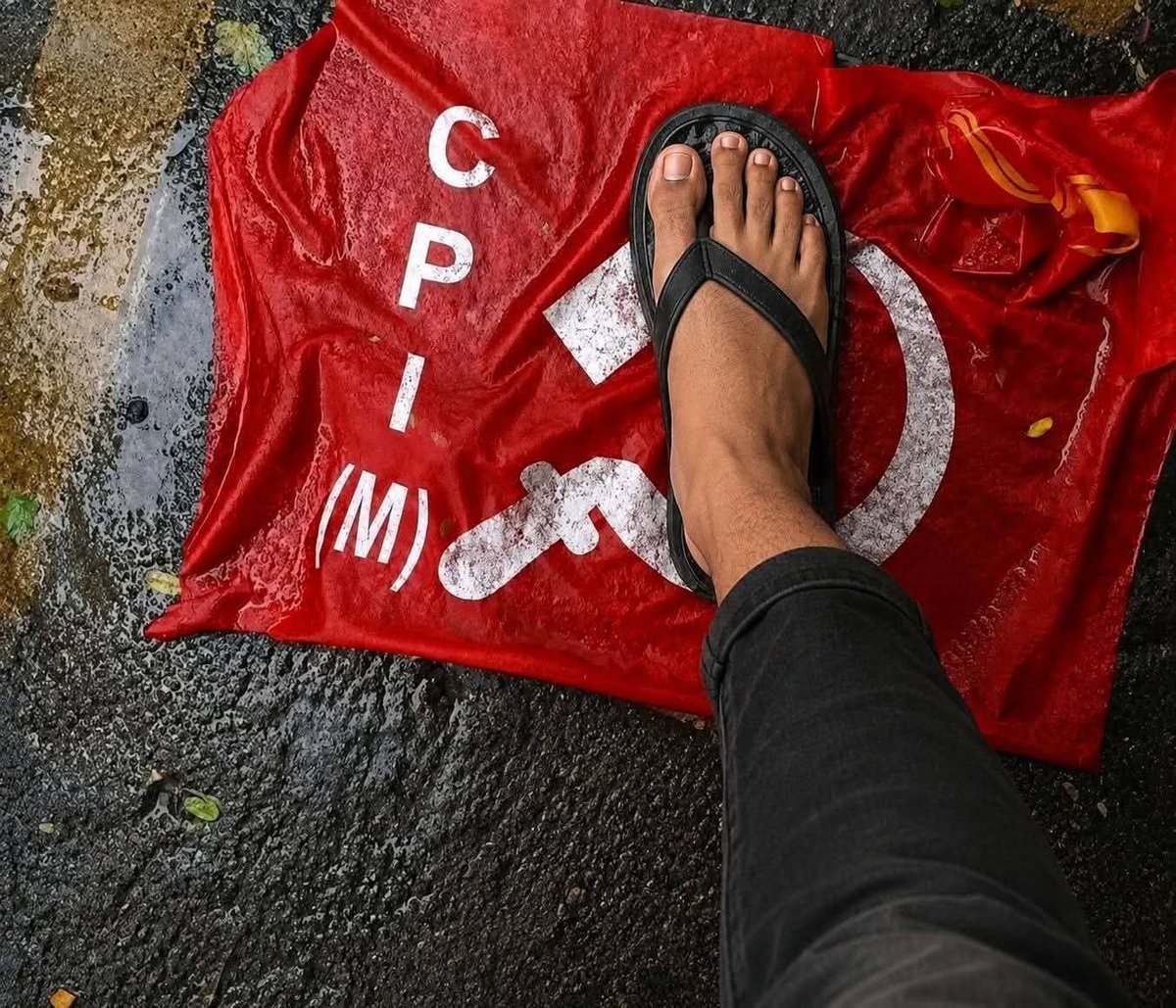 Satdharma25's tweet photo. @Bandopadhyay_X The only place remaining for commies is under the feet https://t.co/ylNPfKnR1H