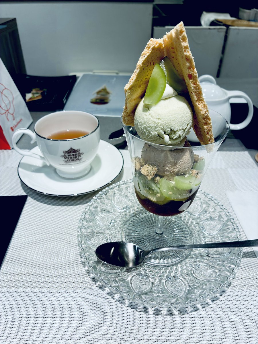 pairgo's tweet photo. 清水多計雄シェフとジョージスチュアートのコラボパフェ食べてきました☕️
デザート系パフェというよりはケークサレとの組合せを意識した清涼感のある軽食系パフェ要素に近いというのが第一印象
全体的に香り高いものが多いので食べる香水のような五感が研ぎ澄まされる気がしました！→ https://t.co/thdQ0jZJ8Z