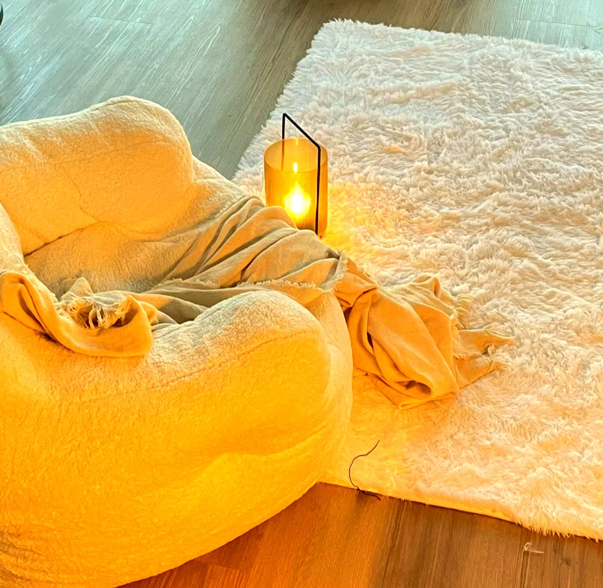 KanmahaleTanmay's tweet photo. Cozy Sunday vibe: making warm toast with butter, wrapped in a soft blanket, while a playlist plays in the background https://t.co/QkNg26tKfl