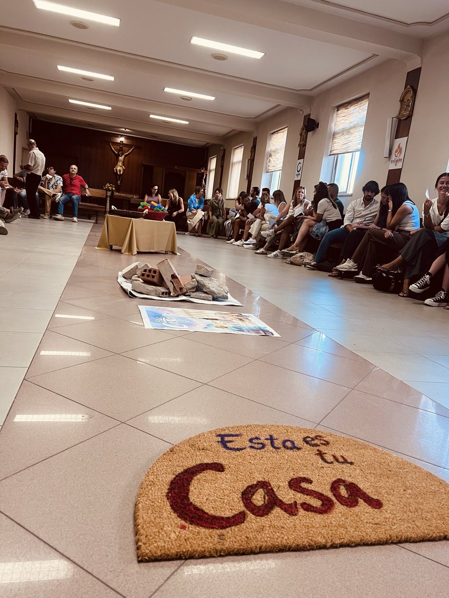 SalesianosPiza's tweet photo. Una casa no es solo un lugar al que llegar. Es un espacio donde crecer, donde sentirse acompañado, donde aprender a ser quien uno está llamado a ser.

Hoy hemos comenzado a construir los cimientos que supondrán la base para un curso lleno de ilusión, retos y nuevas oportunidades. https://t.co/yZWM4fatSX