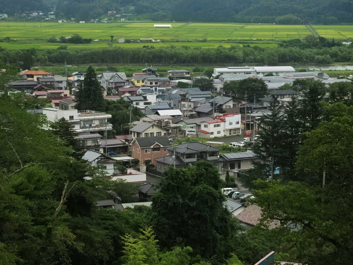 toshi_hrkw's tweet photo. ２０２６年８月２７日(木)

その３

伊達政宗公 が仙台に移る前に１２年間構えた居城岩出山城跡の宮城県大崎市岩出山にある城山公園に行って来ました😀
伊達政宗公の立派な立像があります❗
これは仙台市青葉城址にあったものが岩出山に寄贈されたもののようです😯

岩出山には２４日(月)から来ていて２７日(木)は帰宅する日でした🙄
東京都府中市の自宅から自車を運転して来ました🙂
宮城県大崎市岩出山にサメジャーナリストの沼口麻子さんが今年 “ サメサメ・サメ博物館 “ を立ち上げました‼️🙌
その応援とお手伝いに短期間ですが来ました💪

サメサメ・サメ博物館については別に投稿しますが、伊達政宗公の関ヶ原の戦いのころの居城がこの岩出山にあったと言うことはまったく知らなかったのでちょこっと報告です（笑）

#伊達政宗 #岩出山城跡 #城山公園 #宮城県大崎市岩出山 #伊達政宗公立像