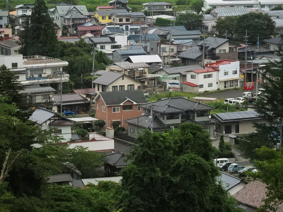 toshi_hrkw's tweet photo. ２０２６年８月２７日(木)

その３

伊達政宗公 が仙台に移る前に１２年間構えた居城岩出山城跡の宮城県大崎市岩出山にある城山公園に行って来ました😀
伊達政宗公の立派な立像があります❗
これは仙台市青葉城址にあったものが岩出山に寄贈されたもののようです😯

岩出山には２４日(月)から来ていて２７日(木)は帰宅する日でした🙄
東京都府中市の自宅から自車を運転して来ました🙂
宮城県大崎市岩出山にサメジャーナリストの沼口麻子さんが今年 “ サメサメ・サメ博物館 “ を立ち上げました‼️🙌
その応援とお手伝いに短期間ですが来ました💪

サメサメ・サメ博物館については別に投稿しますが、伊達政宗公の関ヶ原の戦いのころの居城がこの岩出山にあったと言うことはまったく知らなかったのでちょこっと報告です（笑）

#伊達政宗 #岩出山城跡 #城山公園 #宮城県大崎市岩出山 #伊達政宗公立像