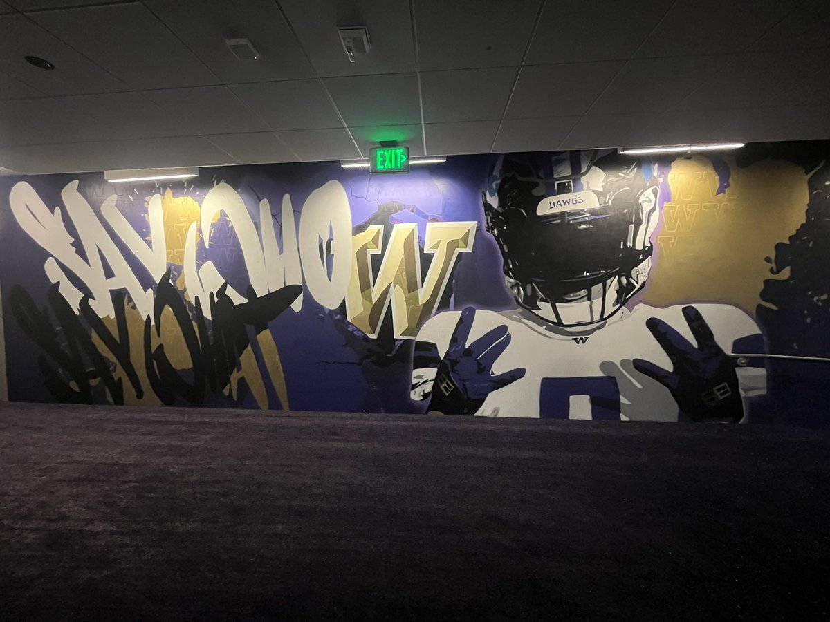 dozer_art's tweet photo. “Hall Of Dubs Mural”.. 
12’x36’ 
Commissioned by @UW_Football @UW  

Huge thanks to  @CoachJeddFisch and the program for the opportunity. 

#washingtonhuskies https://t.co/qAViTwOelg