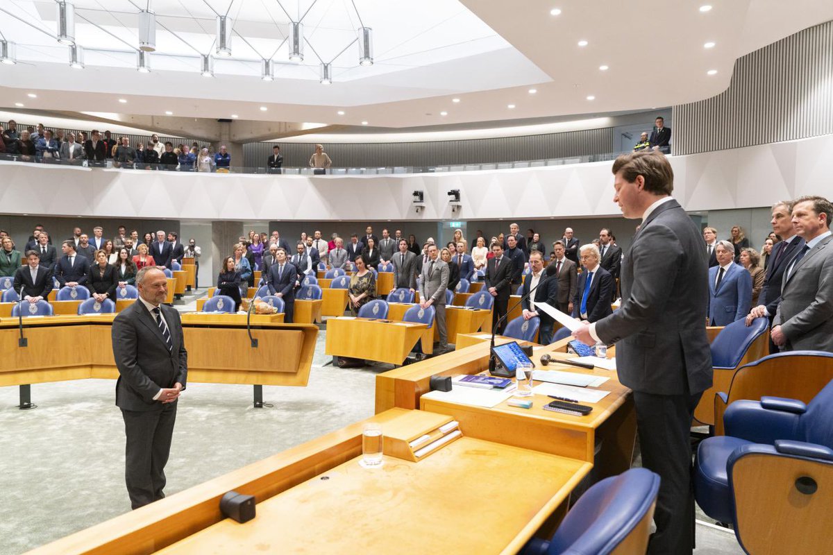 2eKamertweets's tweet photo. Ruud Verkuijlen is op woensdag 2 september door Kamervoorzitter Thom van Campen beëdigd als Kamerlid voor de VVD.

Verkuijlen is de tijdelijke vervanger van Kamerlid Harry Bevers. Van eind maart tot eind juli zat hij nog in de Kamer als vervanger van Queeny Rajkowski, die met zwangerschapsverlof was. Daarvoor was hij in 2025 enkele maanden Kamerlid, en tussen september 2021 en december 2023.

https://t.co/p9XLL9YlWn