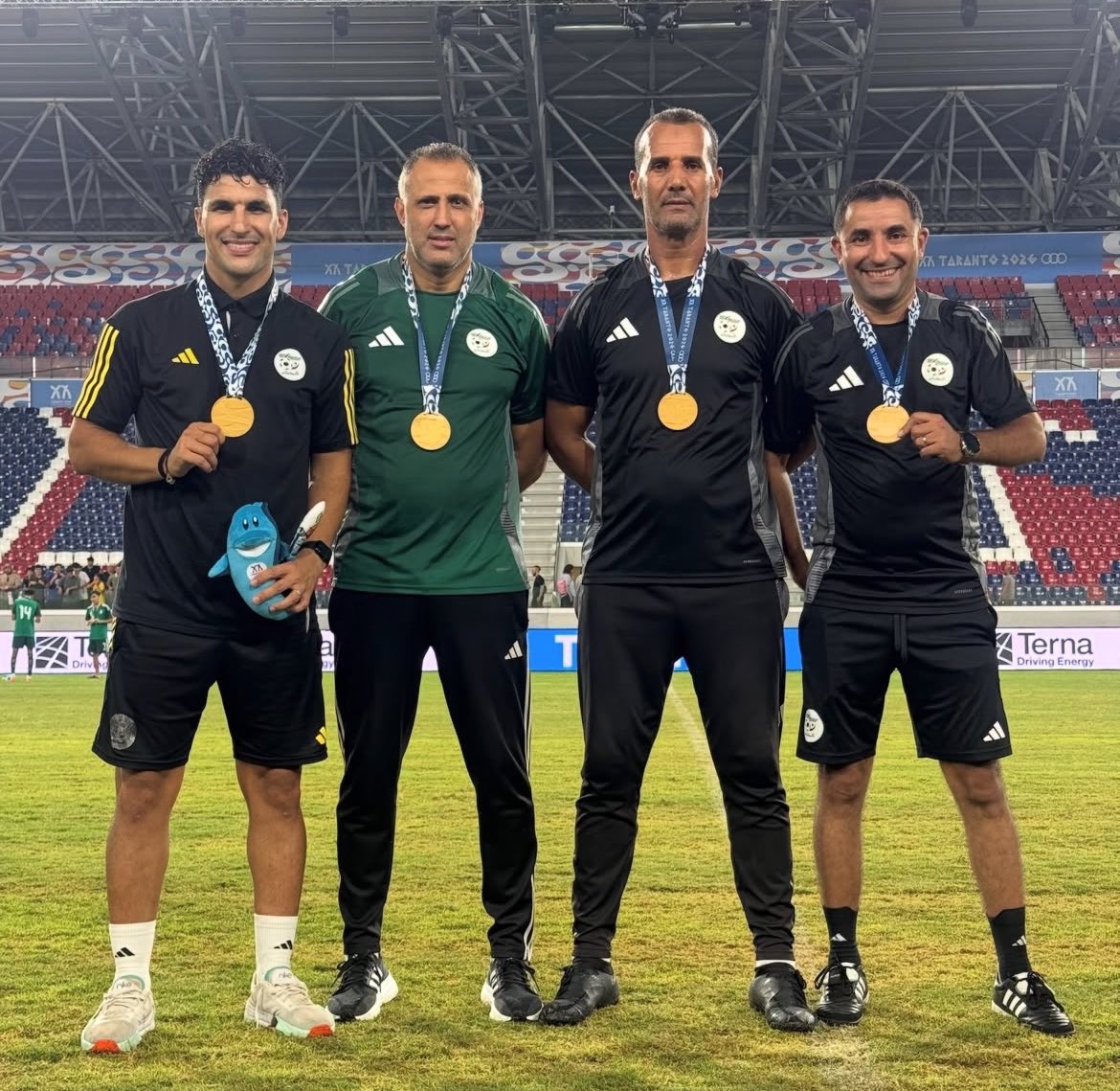 IcosiumFC's tweet photo. 🚨💣 𝗕𝗥𝗔𝗛𝗜𝗠 𝗛𝗘𝗠𝗗𝗔𝗡𝗜 𝗦𝗘 𝗥𝗔𝗣𝗣𝗥𝗢𝗖𝗛𝗘 𝗗𝗨 𝗕𝗔𝗡𝗖 𝗗𝗘𝗦 𝗩𝗘𝗥𝗧𝗦 ! 🇩🇿

🤝 Ali Moucer, directeur technique de la FAF, pousserait depuis plusieurs semaines pour la nomination de Brahim Hemdani. Son profil ne fait pas l’unanimité, mais son faible coût salarial et sa volonté de travailler avec certains membres du staff souhaités par la FAF jouent en sa faveur.

🗞️ @Romain_Molina