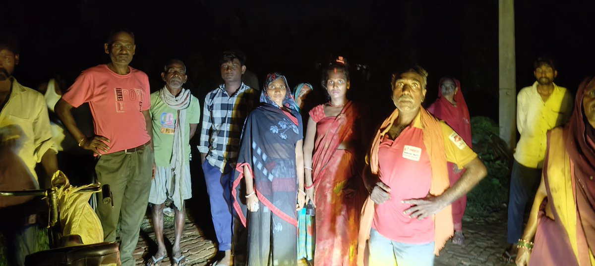 anand1471992's tweet photo. #amethi भेंटुआ के सरूवावां नया का पुरवा गांव निवासी बुजुर्ग श्याम लाल (66) की कच्ची दीवार की चपेट में आने से गंभीर रूप से घायल हो गए। हादसा उसे समय हुआ जब घर के सामने बकरी को इधर से उधर कर रहे थे। इलाज के दौरान बुजुर्ग की मौत। #viralvídeo
#viralreeĺs #UPGovernment https://t.co/B9HyOeQgJG