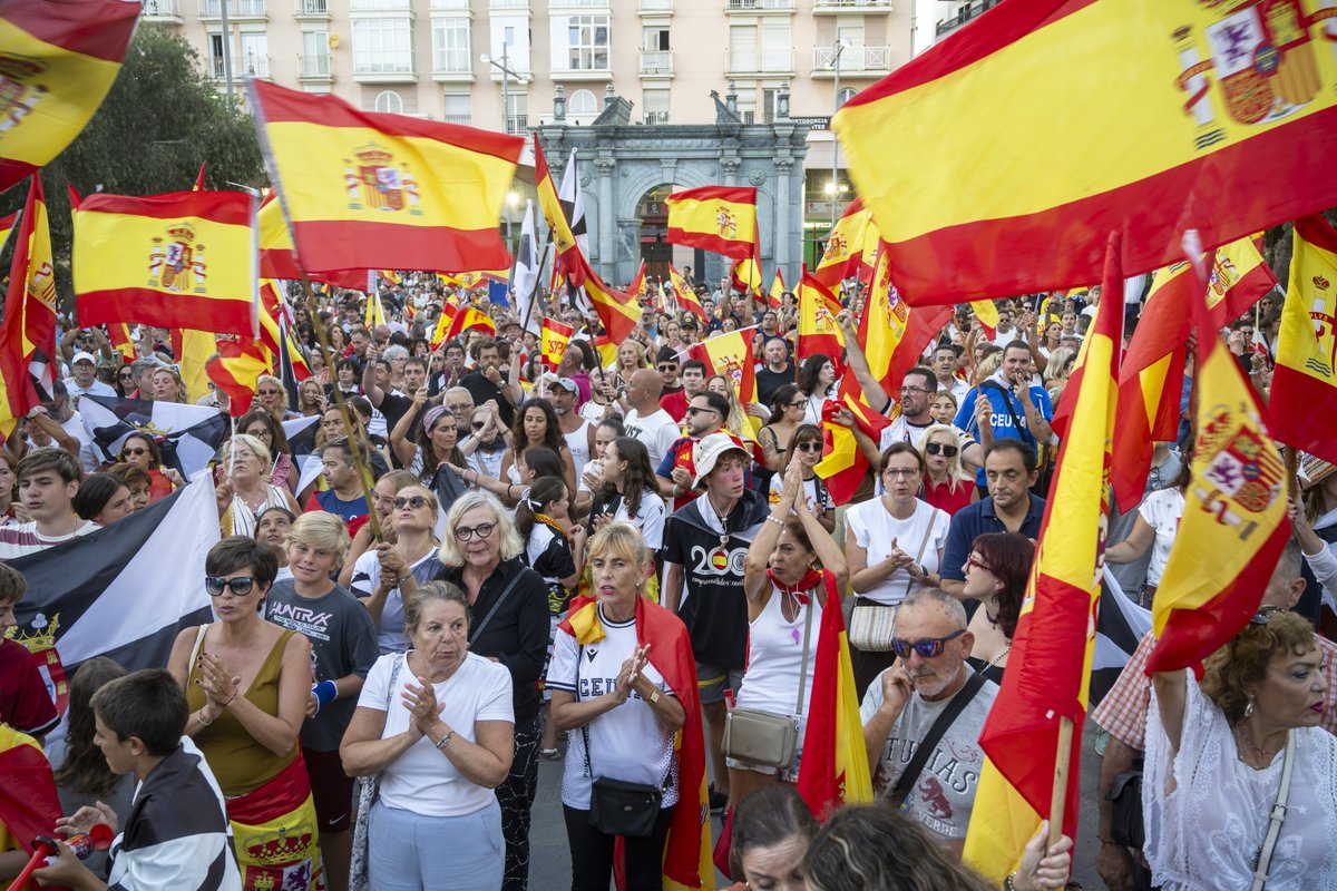 elespanolcom's tweet photo. 🔴 Ceuta, Madrid y otras ciudades de España acogen manifestaciones para exigir al Gobierno soluciones ante la crisis migratoria

📲 Sigue el directo: https://t.co/GwPFoWV3fl https://t.co/FKvKh9OHar