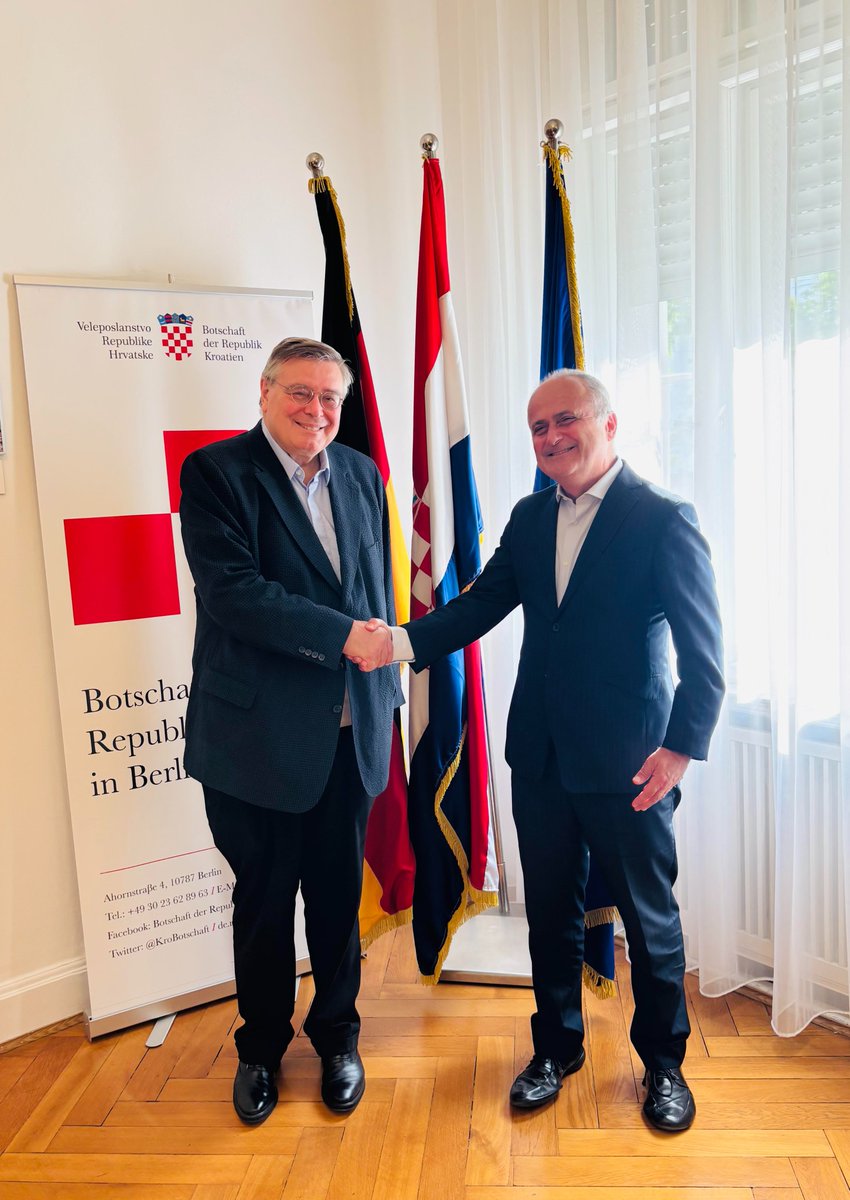 KroBotschaft's tweet photo. 🇭🇷🤝🇩🇪 Heute durften wir S. E. Pascal Hector @GerAmbHR in unserer Botschaft begrüßen. Im herzlichen Gespräch mit Botschafter @BakotaGordan ging es um die engen 🇭🇷-🇩🇪 Beziehungen, unsere erfolgreiche Zusammenarbeit und aktuelle Themen von gemeinsamem Interesse. https://t.co/NbzefoSOt9