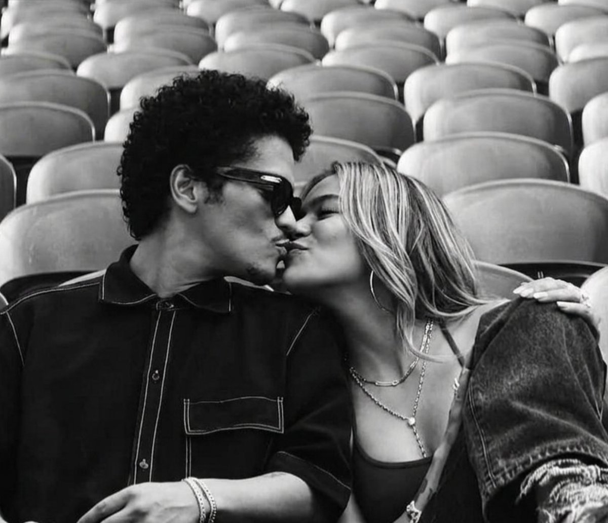 acervokarolg's tweet photo. dios mío KAROL G y BRUNO MARS para el videoclip de still omgggg se confirmóoo la relaciónnnn 🥺🩵 https://t.co/vKNUcforj8