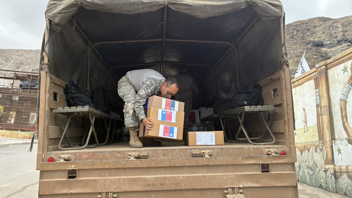 SenapredAntofa's tweet photo. Durante esta mañana, equipo SENAPRED entregó kits de alimentación y agua a personal de la Fuerza Aérea de Chile (@FACh_Chile). Estos elementos serán distribuidos en sector caleta Poza Verde, en Tocopilla, zona afectada por el evento meteorológico. https://t.co/9FzhNPZ5Fk