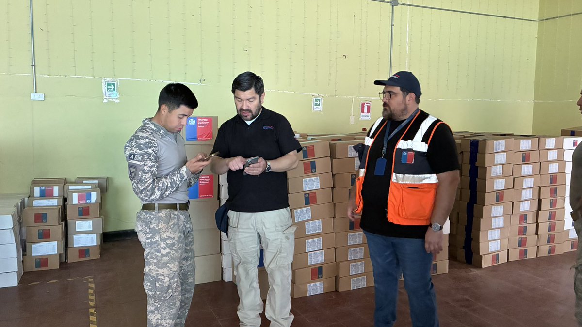 SenapredAntofa's tweet photo. Durante esta mañana, equipo SENAPRED entregó kits de alimentación y agua a personal de la Fuerza Aérea de Chile (@FACh_Chile). Estos elementos serán distribuidos en sector caleta Poza Verde, en Tocopilla, zona afectada por el evento meteorológico. https://t.co/9FzhNPZ5Fk