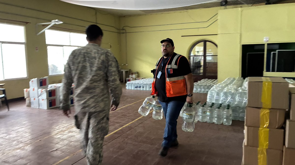 SenapredAntofa's tweet photo. Durante esta mañana, equipo SENAPRED entregó kits de alimentación y agua a personal de la Fuerza Aérea de Chile (@FACh_Chile). Estos elementos serán distribuidos en sector caleta Poza Verde, en Tocopilla, zona afectada por el evento meteorológico. https://t.co/9FzhNPZ5Fk