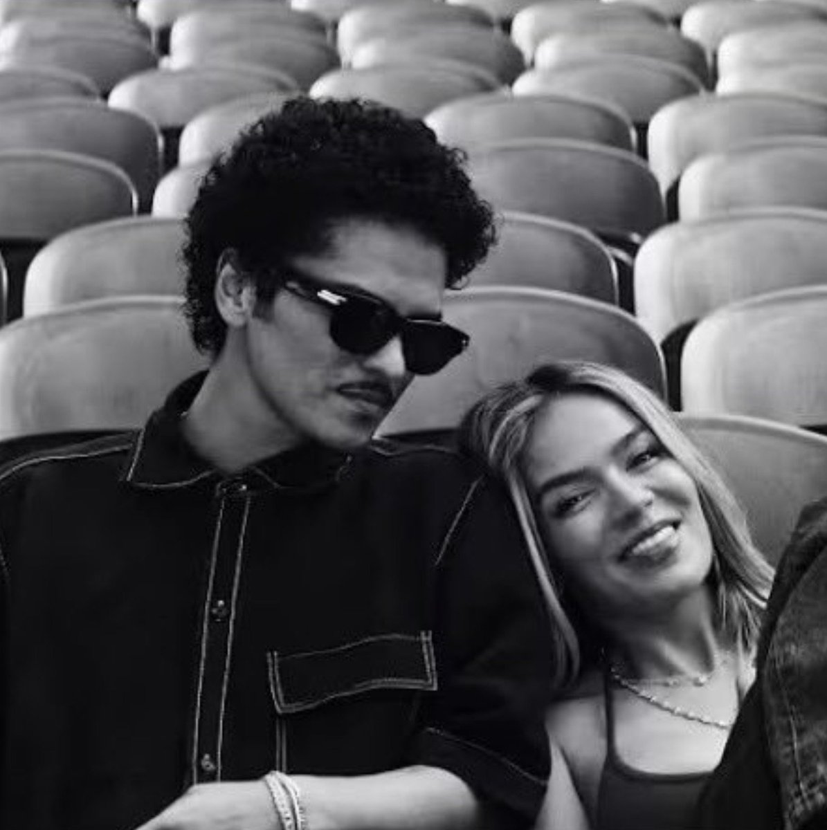 acervokarolg's tweet photo. dios mío KAROL G y BRUNO MARS para el videoclip de still omgggg se confirmóoo la relaciónnnn 🥺🩵 https://t.co/vKNUcforj8