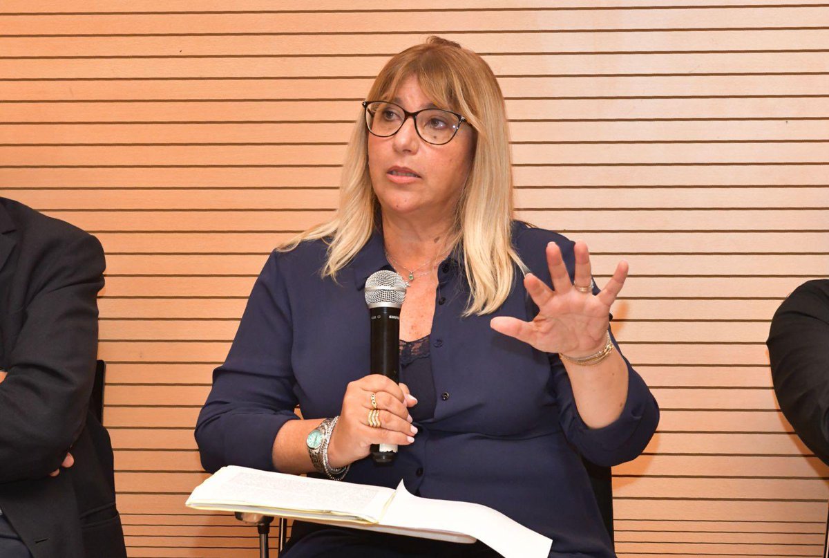 CislNazionale's tweet photo. #DanielaFumarola a Firenze: «Un lavoratore che siede negli organi di governo dell’impresa, che ha accesso alle informazioni, che discute investimenti e appalti, è la prima sentinella contro l’infiltrazione criminale. Le mafie hanno bisogno di opacità: fatture che non tornano, subappalti che compaiono dal nulla, assunzioni decise altrove. Cose che un bilancio può nascondere e che chi sta in reparto, invece, vede».

#Giovani #Cisl #Legalità #Partecipazione #Bilateralità