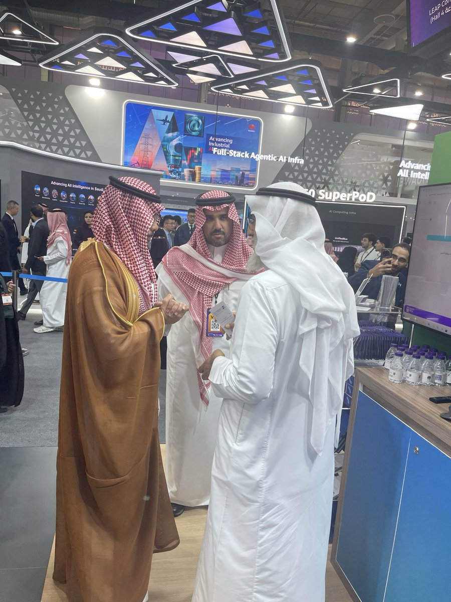 Hasib_Solutions's tweet photo. تشرفنا اليوم في مؤتمر #LEAP بزيارة سعادة المهندس أنس صالح الريمي، نائب محافظ هيئة الحكومة الرقمية لقطاع التقنيات والحلول، حيث استعرضنا لسعادته منصة #HASIB_AI_Hub، ودورها في تمكين الجهات من توظيف الذكاء الاصطناعي المؤسسي، وتعزيز حوكمة البيانات وسيادتها، وتحقيق السيادة الرقمية.
@DgaGovSa

#LEAP26 #LEAP2026 #حاسب