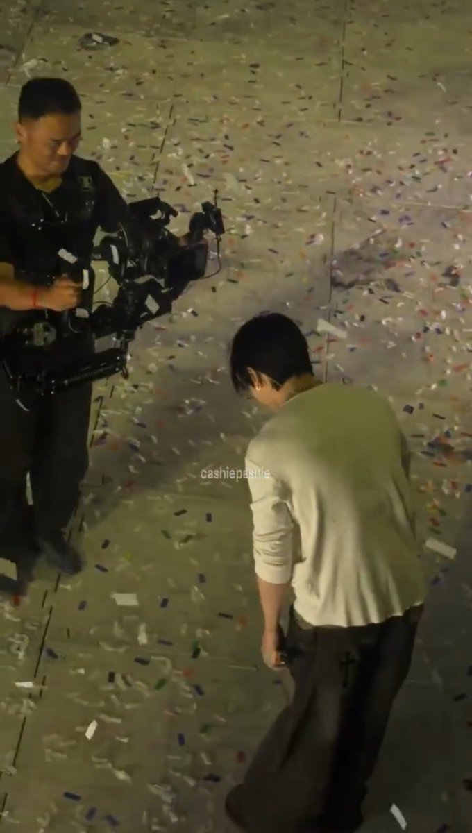 swygirl's tweet photo. stop the way cameraman smiling at him when he was bowing to the crowd 😭 https://t.co/Ldw3TivKOd