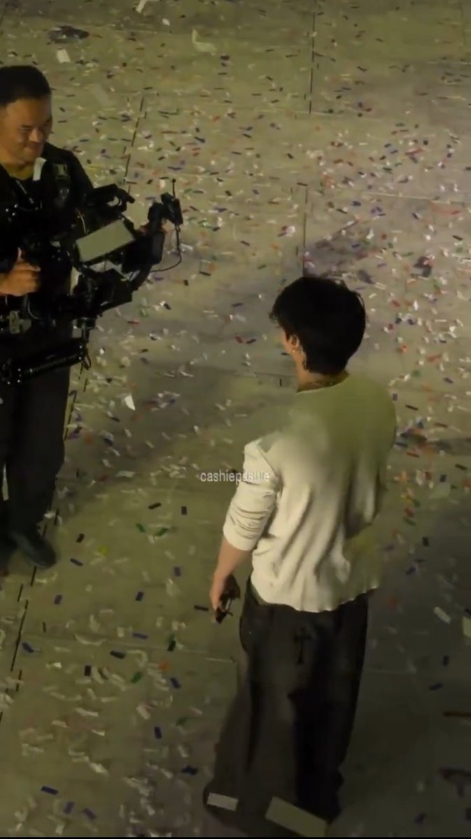 swygirl's tweet photo. stop the way cameraman smiling at him when he was bowing to the crowd 😭 https://t.co/Ldw3TivKOd