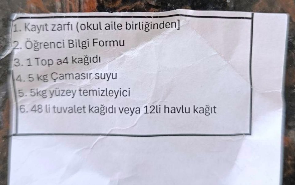 ToplumsalMht138's tweet photo. İşte Türkiye Yüzyılı: İktidar okullara tuvalet kağıdı dahi koyamıyor.

Ankara Çankaya’da bir ortaokula çocuğunu kaydetmek için giden bir veliye verilen alışveriş listesi:

1- Kayıt zarfı 2- Öğrenci Bilgi Formu 3- 1 Top A4 kağıdı 4- 5 kg çamaşır suyu 5 - 5 kg yüzey temizleyici 6- 48’li tuvalet kağıdı ya da 12’li kağıt havlu

(Sol Haber - Burcu Günüşen)