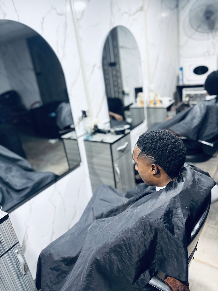MooreCutzsmp's tweet photo. High fade on the sides🔬💈.

#crispy #fyp https://t.co/d4jbpXIFgC