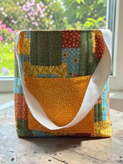 sewingfromsammy's tweet photo. Carry autumn vibes with you π
This quilted fall tote bag blends cozy charm and practical style. Perfect for crisp autumn strolls, market visits, or daily wear. Handmade for unique character and warmth.
#FallAccessories #QuiltedBag #AutumnStyle https://t.co/EH18xxjkCi