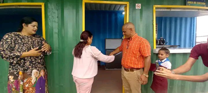 GHNordelo5's tweet photo. Un nuevo centro de carga con energía renovable para motorinas y triciclos, y para la cocción de alimentos, fue inaugurado en el Consejo Popular Sur Isleta, de Guantánamo, para beneficio de esa comunidad. #CubaNoSeRinde #Cuba #CDRCuba #MiBarrioPorLaPatria https://t.co/gemqT74ArV