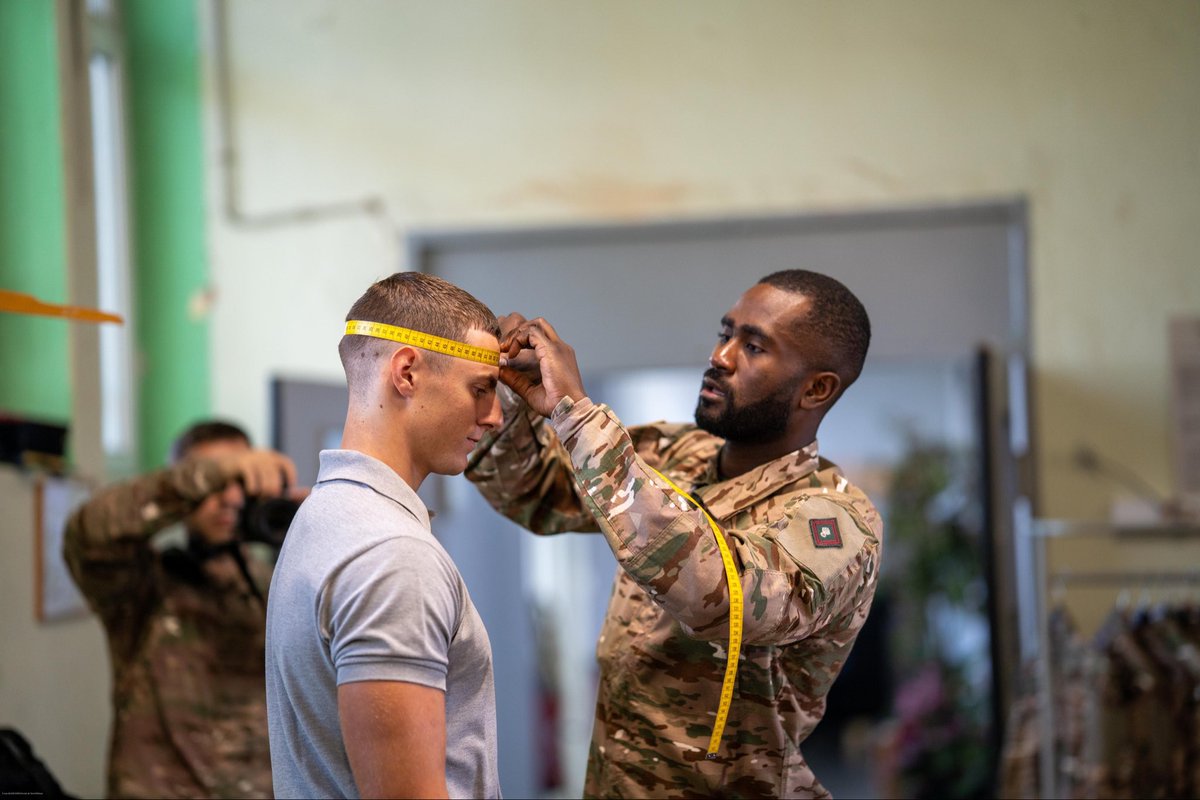 CEMAT_FR's tweet photo. Aujourd’hui, une nouvelle génération choisit de servir.
 
La première cohorte d’appelés du service national entame sa formation initiale dans plus de vingt unités de l’armée de Terre.
 
Cette expérience hors du commun marque aussi une étape dans l’évolution de notre modèle d’armée : demain, soldats d’active, réservistes et appelés formeront les composantes complémentaires d’une même force.
 
L’armée de Terre est fière d’accueillir ces jeunes Français qui s'engagent au service de la Nation.