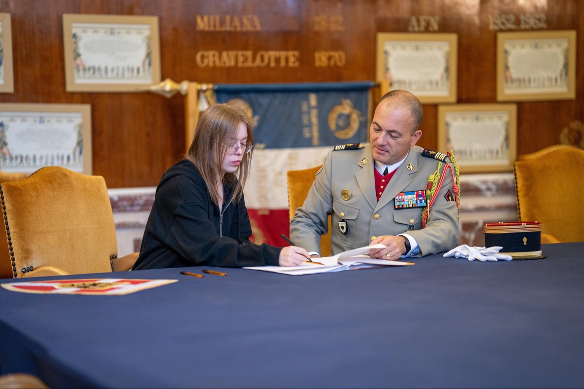 CEMAT_FR's tweet photo. Aujourd’hui, une nouvelle génération choisit de servir.
 
La première cohorte d’appelés du service national entame sa formation initiale dans plus de vingt unités de l’armée de Terre.
 
Cette expérience hors du commun marque aussi une étape dans l’évolution de notre modèle d’armée : demain, soldats d’active, réservistes et appelés formeront les composantes complémentaires d’une même force.
 
L’armée de Terre est fière d’accueillir ces jeunes Français qui s'engagent au service de la Nation.