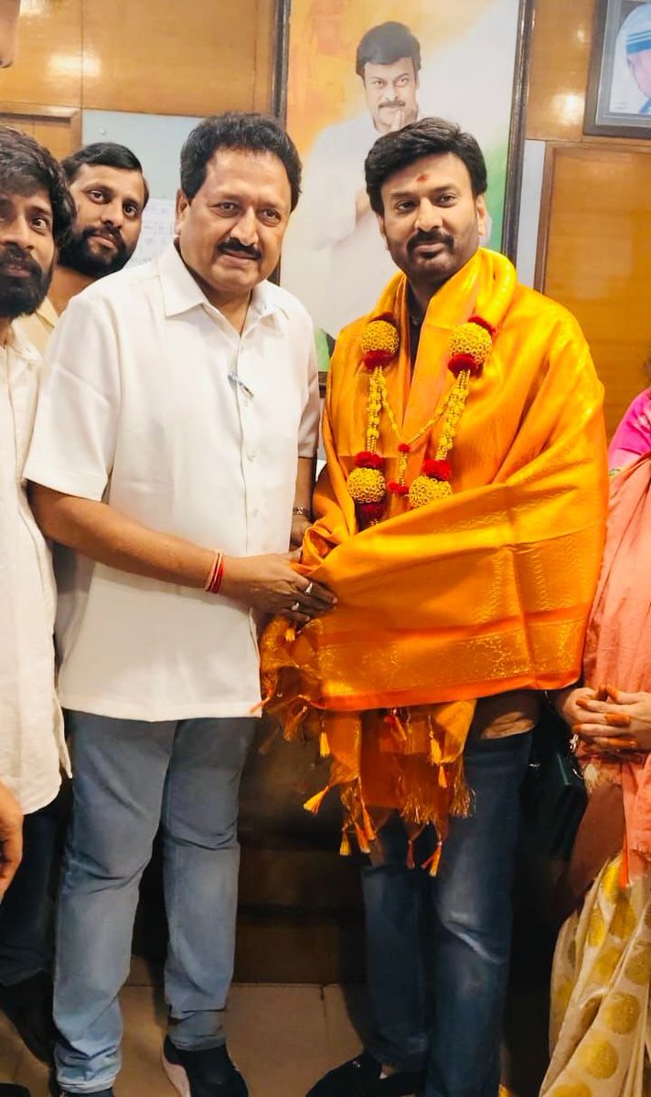 JSPTelangana's tweet photo. జనసేన పార్టీ అధినేత, ఆంధ్రప్రదేశ్ ఉప ముఖ్యమంత్రి వర్యులు శ్రీ @PawanKalyan గారి జన్మదిన వేడుకల్లో భాగంగా స్వామి నాయుడు గారి ఆహ్వానం మేరకు జనసేన పార్టీ ప్రధాన కార్యదర్శి శ్రీ @itsRamTalluri గారు చిరంజీవి బ్లడ్ & ఐ బ్యాంక్‌ను సందర్శించారు. ఈ సందర్భంగా నిర్వహించిన రక్తదాన శిబిరం, కేక్ కటింగ్ కార్యక్రమాల్లో పాల్గొన్నారు.

పెద్ద సంఖ్యలో యువత స్వచ్ఛందంగా రక్తదానం చేసి సేవా స్ఫూర్తిని చాటుకున్నారు. రక్తదానం చేసిన ప్రతి ఒక్కరినీ శ్రీ రామ్ తాళ్లూరి గారు అభినందించారు.

ఈ కార్యక్రమంలో జనసేన పార్టీ నాయకులు ప్రేమ్ గాంధీ, సాయి ఈశ్వర్ రెడ్డి, రణదీప్ తదితరులు పాల్గొన్నారు.

#Sep2nd #HBDJananSenaniPawanKalyan #JanaSenaTelangana #JSPForTelangana