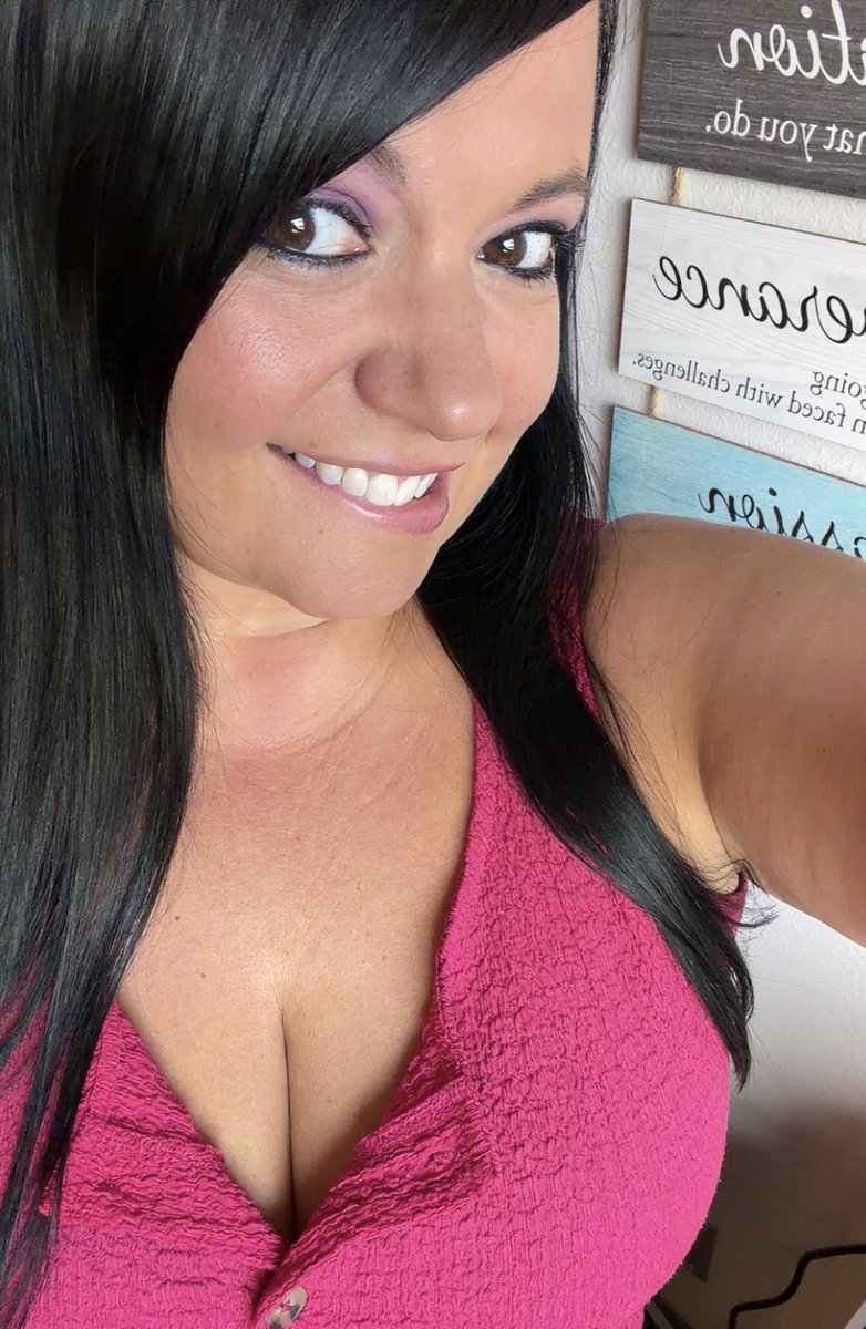 NatashaCL7's tweet photo. Sorry guys, I guess big boobs are only for peasants now? 🤷‍♀️😂 https://t.co/dVFH1O6icm
