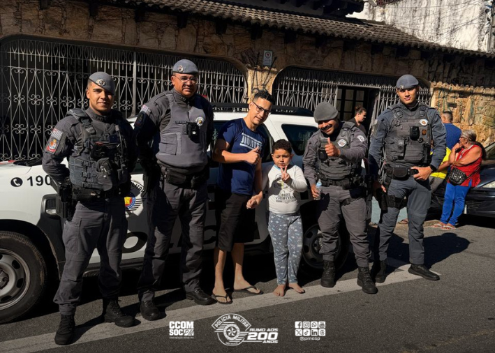 PMESP's tweet photo. Um garoto de 6 anos, diagnosticado com TEA, foi localizado pela Polícia Militar após entrar sozinho em um ônibus, em Carapicuíba.

O motorista percebeu que a criança estava desacompanhada e acionou o 190. Em poucos minutos, os policiais chegaram, acolheram o menino e, com apoio da Cabine de Desaparecidos do COPOM, conseguiram localizar a mãe.

Após as providências junto ao Conselho Tutelar, o menor foi entregue em segurança à família e retornou para casa.

O caso reforça a importância do olhar atento da sociedade e do rápido acionamento da Polícia Militar diante de situações de vulnerabilidade.