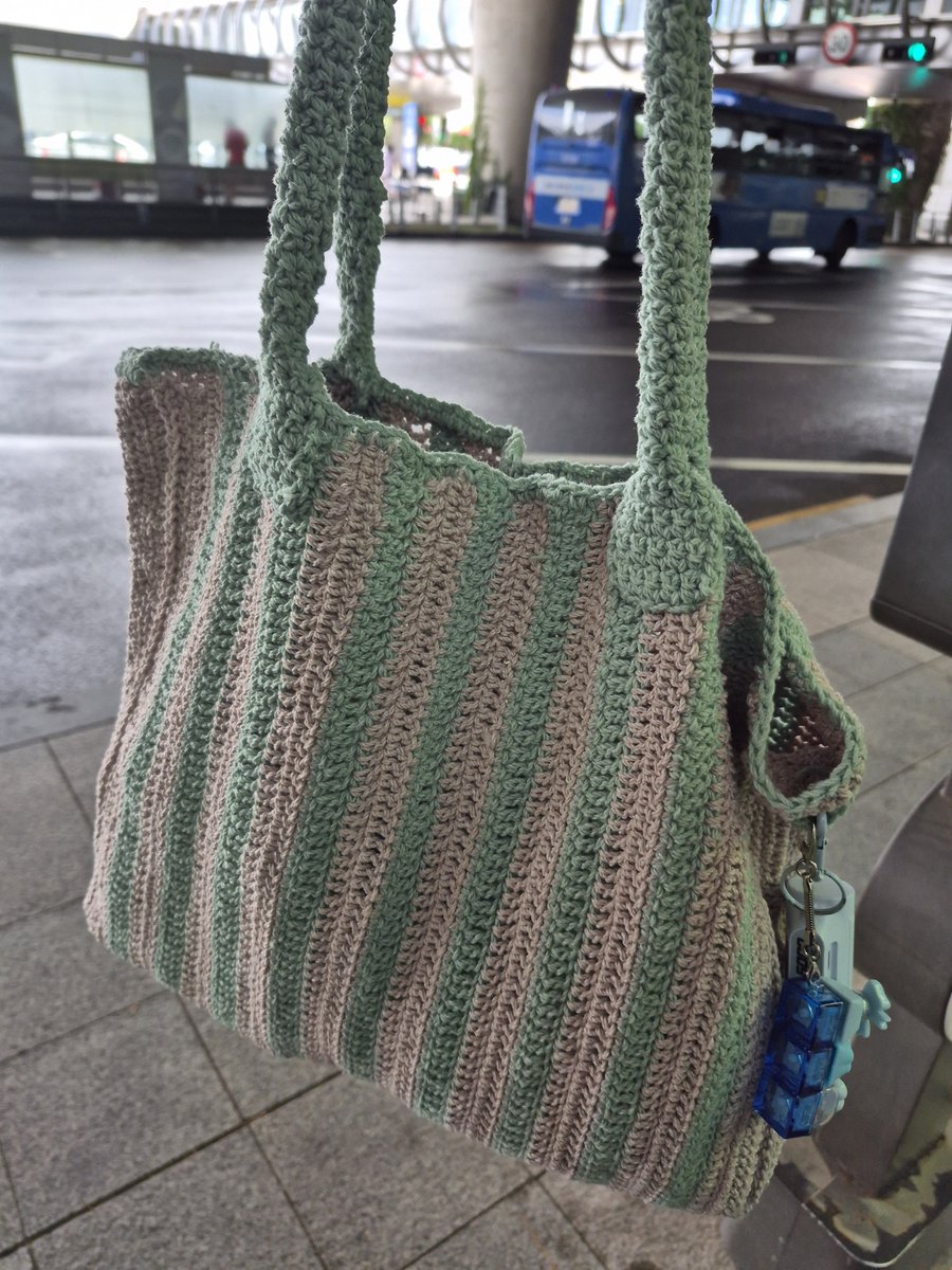 nullknittinglog's tweet photo. #눌뜨개FO
📔 바늘이야기 가단 스트라이프 빅백
 🧶 바늘이야기 가단 밀크티 1합 + 피스타치오 1합 배색 (밀크티 3볼, 피스타치오 1볼)
🪡 튤립 에티모 레드 5/0
🗓️ 2026.07.19 ~ 2026.07.21

한번 떠보고는 싶은데 누구주지 싶다가 언니의 생일선물 겸 취직축하선물로 줬음 https://t.co/6dG3cmzNvn