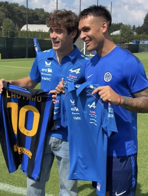 Joaco_Colapinto's tweet photo. FRANCO COLAPINTO Y LAUTARO MARTINEZ cambiaron camisetas 🫡🤝 https://t.co/xLtEH1Cvmb