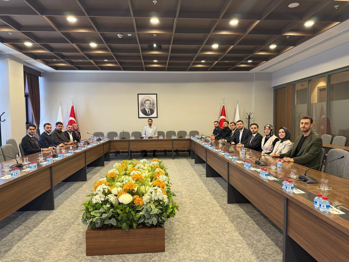 mrasitunal's tweet photo. Gençlik Kolları Siyasi ve Hukuki İşler birimimizle toplantımızı gerçekleştirdik.

Ekibimize katılan kıymetli arkadaşlarımızla birlikte önümüzdeki süreçte yürüteceğimiz çalışmaları değerlendirdik, faaliyetlerimize ilişkin istişarelerde bulunduk.

Rabbim birlik ve beraberlik içerisinde hayırlı çalışmalara vesile kılsın.