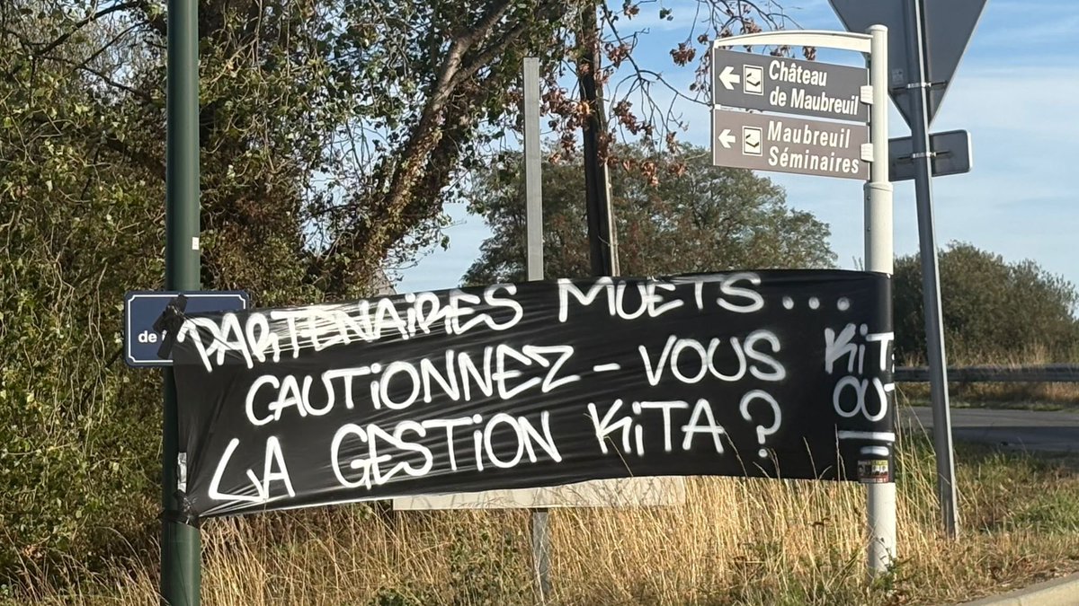 Legio_FCN's tweet photo. La soirée « partenaires » débute… Les futurs résistants de la dernière heure s’apprêtent à se ruer sur les quelques petits fours et autres discours fort pertinents !
#KitaOut https://t.co/WZy0TH9ZYL