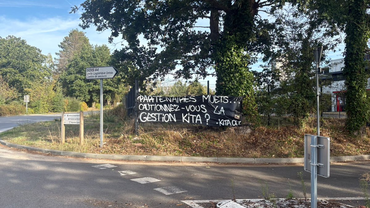 Legio_FCN's tweet photo. La soirée « partenaires » débute… Les futurs résistants de la dernière heure s’apprêtent à se ruer sur les quelques petits fours et autres discours fort pertinents !
#KitaOut https://t.co/WZy0TH9ZYL