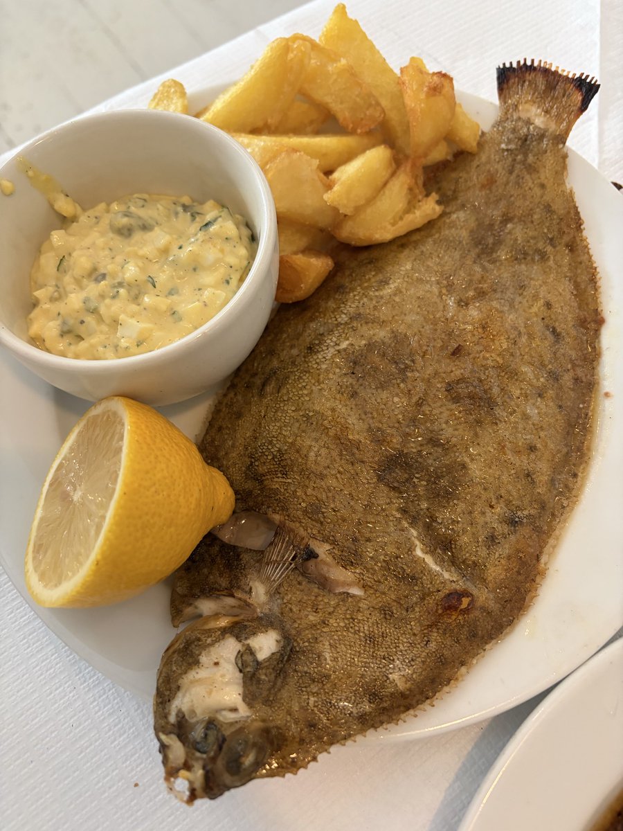 KateY97931's tweet photo. 骨の髄まで味わうがコンセプトのレストラン🍽️名物の骨髄は衝撃の美味しさだし写真2枚目の牛の心臓もコリコリで命を余すとこなく美味しくいただける素晴らしい場所。デザートのマドレーヌも有名で頼んだけど感動レベル
📍St. John
https://t.co/M5VABNmYjA https://t.co/Sedew8OxV1