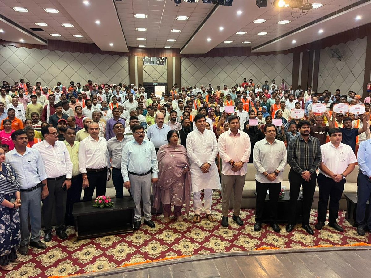 nkgurjar4bjp's tweet photo. आउटसोर्स कार्मिकों के सम्मान, सुरक्षा और अधिकारों की दिशा में एक महत्वपूर्ण कदम।

आज हिंदी भवन, गाजियाबाद में वीसी के माध्यम से माननीय मुख्यमंत्री @myogiadityanath जी द्वारा लखनऊ से उत्तर प्रदेश आउटसोर्स सेवा निगम (UPCOS) का शुभारंभ किया गया। इस दौरान महापौर गाजियाबाद, जिलाधिकारी, सीडीओ, नगराआयुक्त व अन्य उपस्थित रहें।

UPCOS के माध्यम से आउटसोर्स कार्मिकों के मानव संसाधन प्रबंधन में पारदर्शिता, स्पष्ट मानक और तय जवाबदेही सुनिश्चित होगी। श्रेणी एवं शैक्षिक योग्यता के अनुरूप सम्मानजनक पारिश्रमिक के साथ-साथ मातृत्व अवकाश सहित सभी वैधानिक सेवा लाभ उपलब्ध कराने की दिशा में भी ठोस व्यवस्था सुनिश्चित की गई है। प्रत्येक आउटसोर्स कार्मिक को उसकी मेहनत का उचित मानदेय, सामाजिक सुरक्षा और सम्मान मिलेगा। किसी घटना या दुर्घटना की स्थिति में कर्मचारी और उसका परिवार अकेला न रहे, बल्कि उसे आवश्यक सुरक्षा-कवच प्राप्त हो।

इस अवसर पर UPCOS के पोर्टल, वेबसाइट एवं लोगो का अनावरण किया गया तथा आउटसोर्स कार्मिकों को चेक भी वितरित किए गए।

यह पहल प्रदेश के लाखों आउटसोर्स कार्मिकों के सम्मान, अधिकार और सुरक्षित भविष्य को मजबूत करने की दिशा में योगी सरकार का महत्वपूर्ण कदम है।
#UPCOS #OutsourceEmployees #YogiGovernment #Ghaziabad #mlaloni
