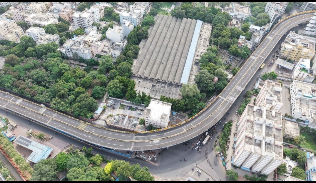 NewsMeter_In's tweet photo. #Hyderabad’s 3.32-km #Nalgonda X Roads #SteelFlyover will be inaugurated by Chief Minister @revanth_anumula on Thursday.
The ₹620-crore project will create a #signalfree corridor from Nalgonda X Roads Junction to #Owaisi Hospital Junction, easing #traffic on the busy stretch. https://t.co/XcU6hACnXm