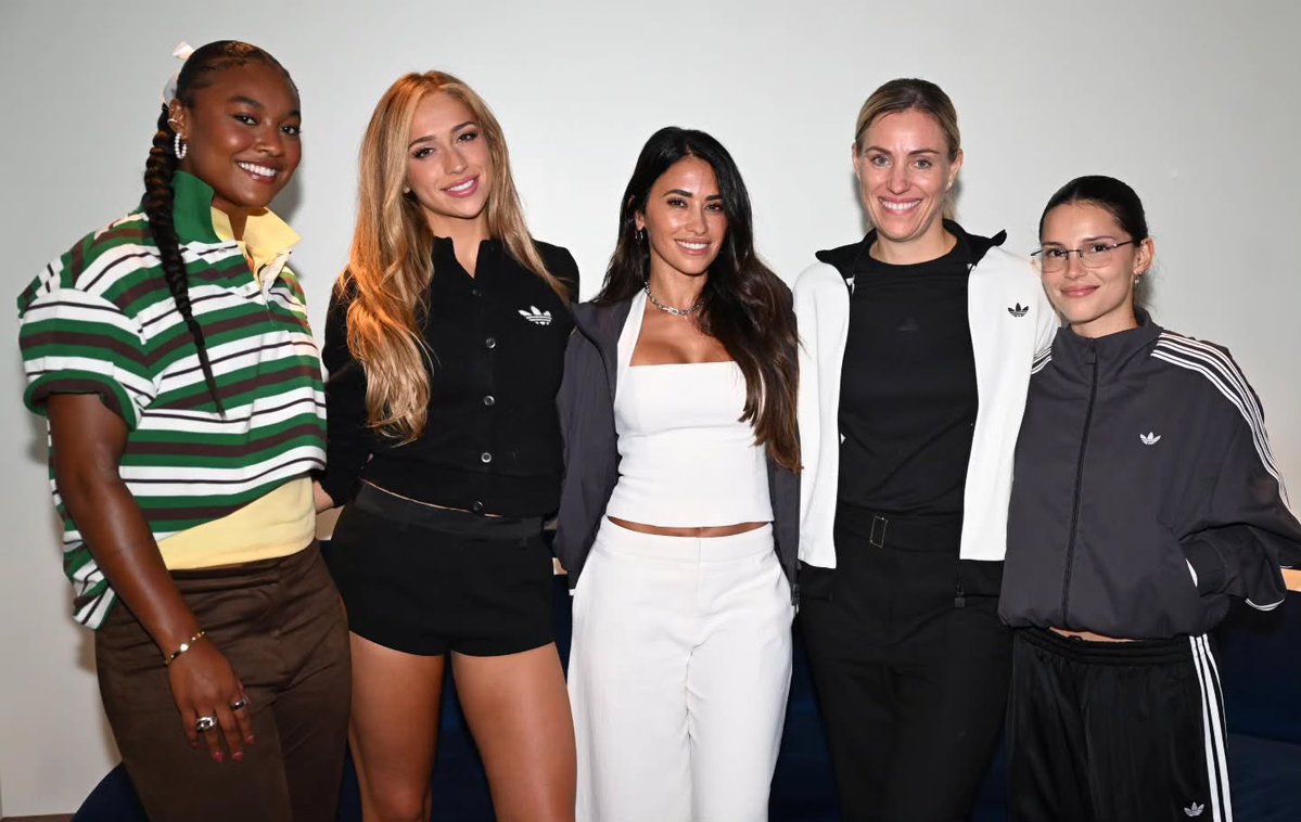 TateMcRaeCrave's tweet photo. Tate McRae, Antonela Roccuzzo, Inde Navarrette and Angelique Kerber together at the 2026 US Open. https://t.co/w4E1ARHV0f