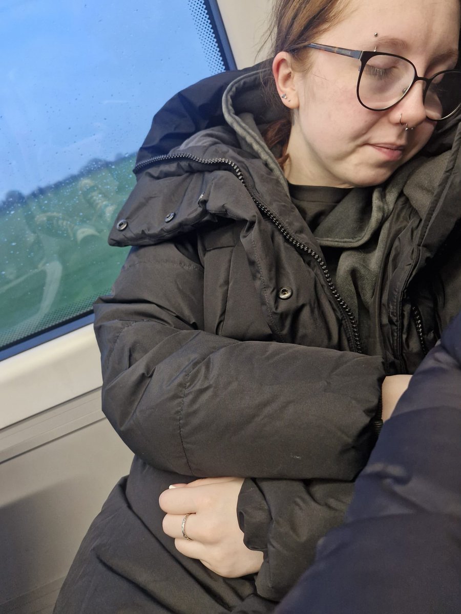 jimbobmarriott's tweet photo. what do y'all know about sleeping on trains (this was me january last year) @moremarriott https://t.co/mKQBbYc3Qz