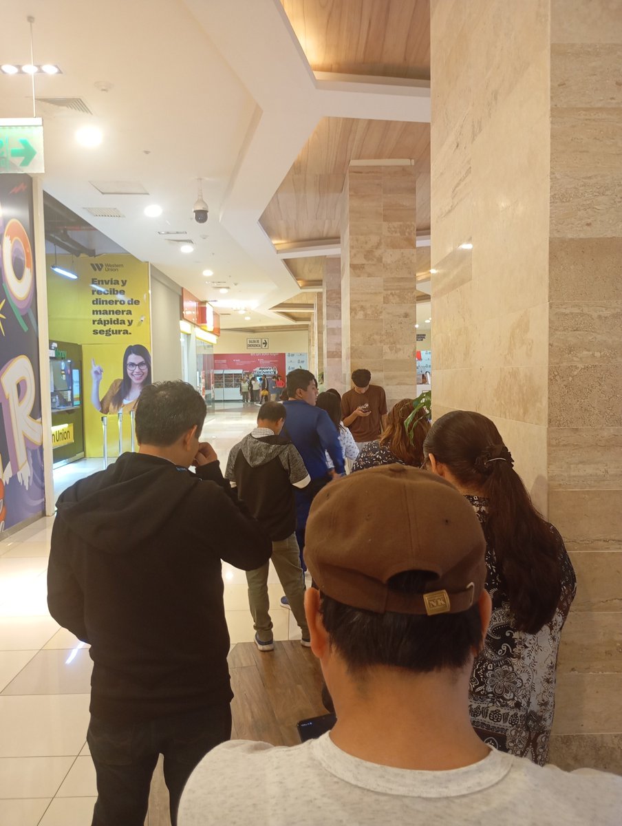 TNarvasta's tweet photo. #Reniec " Se fue el sistema a nivel nacional" , así dicen aquí en el MAC #Reniec del Mall Plaza de Bellavista , Av Colonial. Una hora de largas colas. En serio #Reniec se quedó "Sin sistema a nivel nacional" ??? https://t.co/gR81U4yeUY